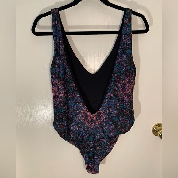 L*Space NWT black/pink/blue patterned low back one piece swimsuit Size 12 - Picture 3 of 6